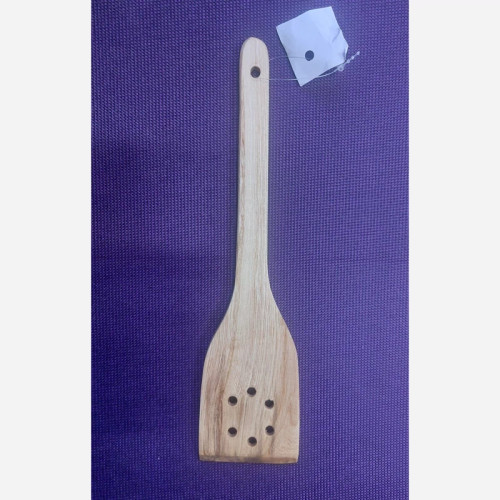 کفگیر چوبی سوراخ دار